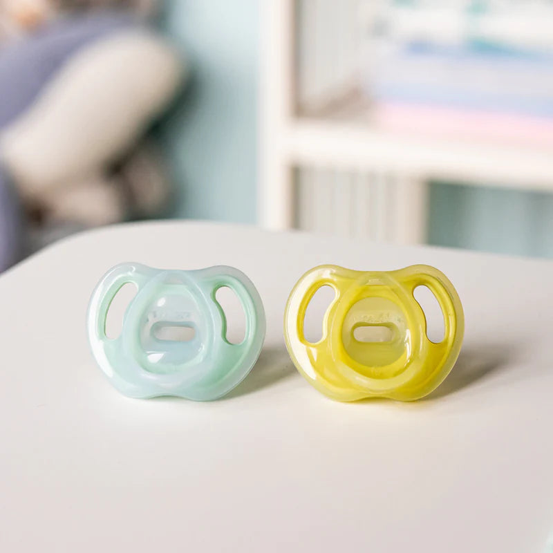 6-18M Tommee Tippee Ultra-Light Silicone Soother 2 Pack - 433451